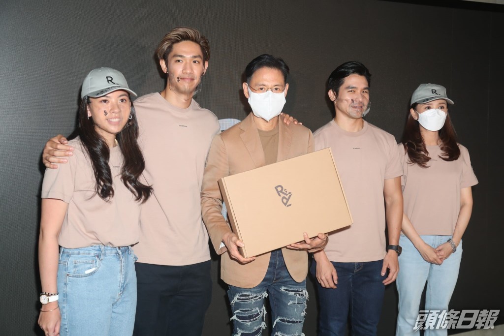 吳婉芳（右一）與女兒胡智晴（左一）都有到場。